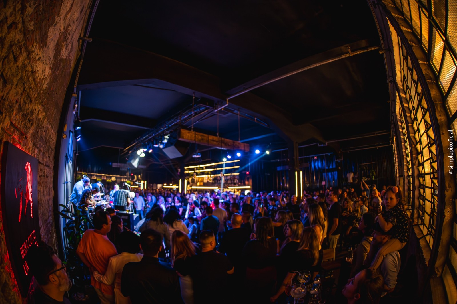 Visão geral do espaço e do público durante uma apresentação musical