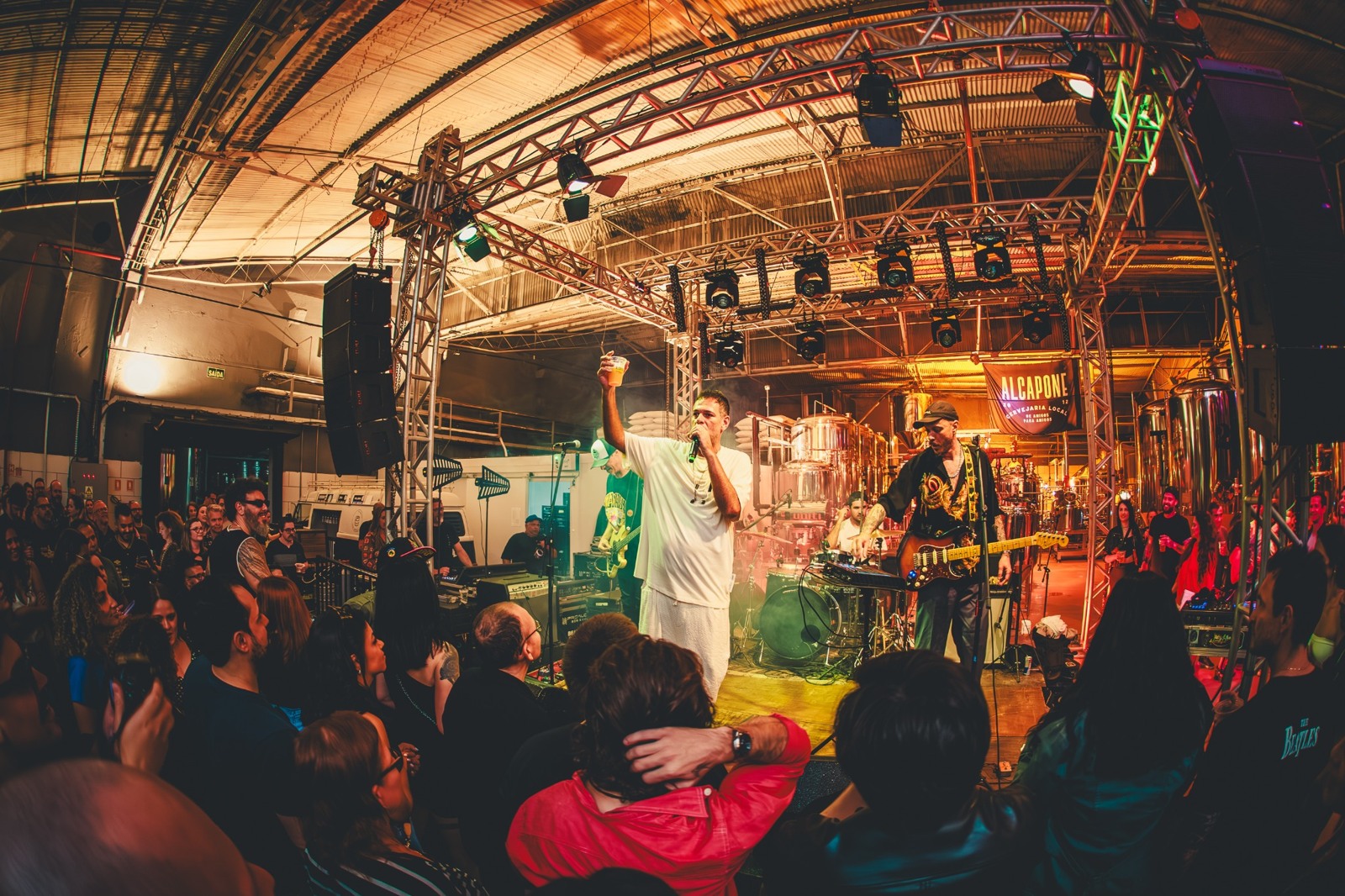 Apresentação musical na Cervejaria Alcapone, com artistas e público