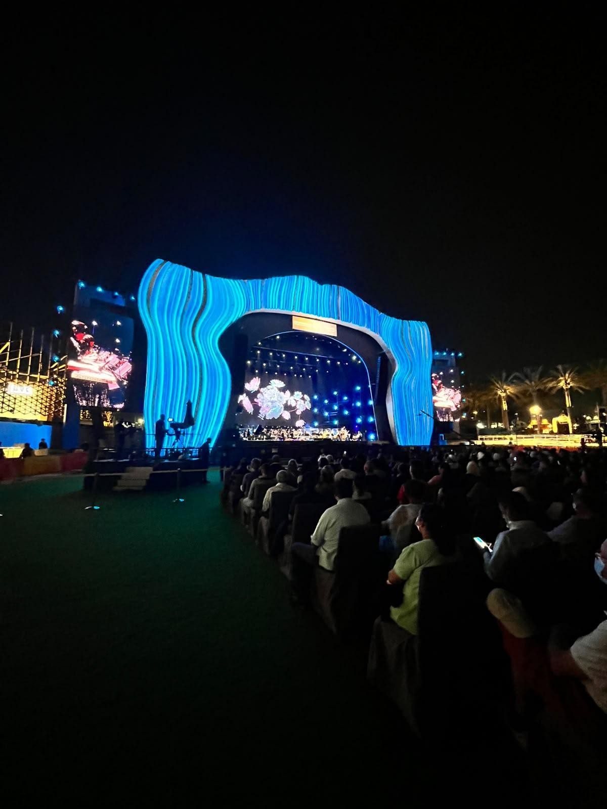 Palco iluminado de espetáculo ao ar livre em Dubai