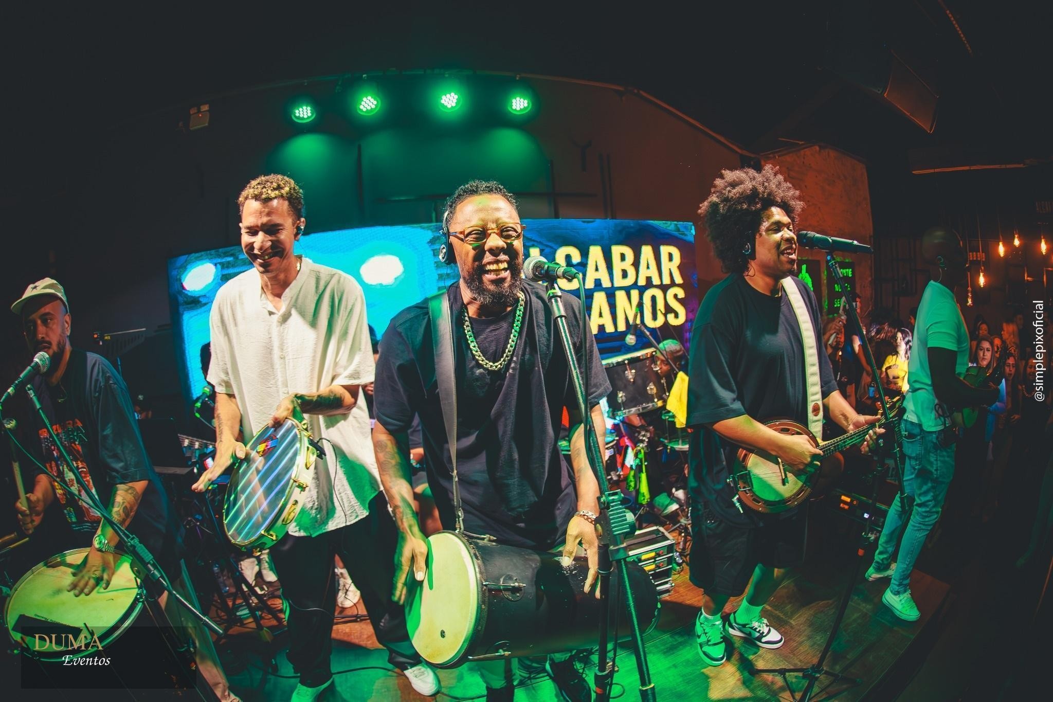 Artistas no palco em celebração do aniversário do AlcaBar