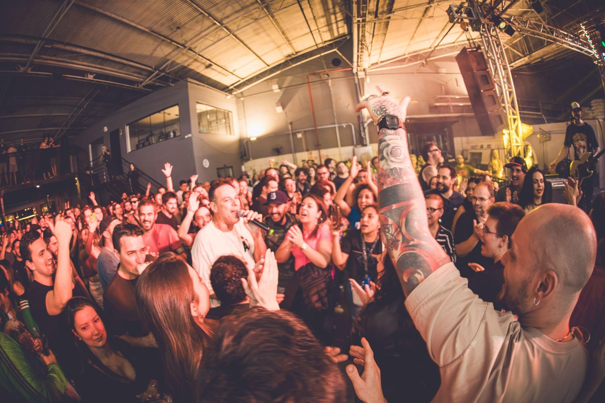 Público acompanhando uma apresentação musical na Cervejaria Alcapone