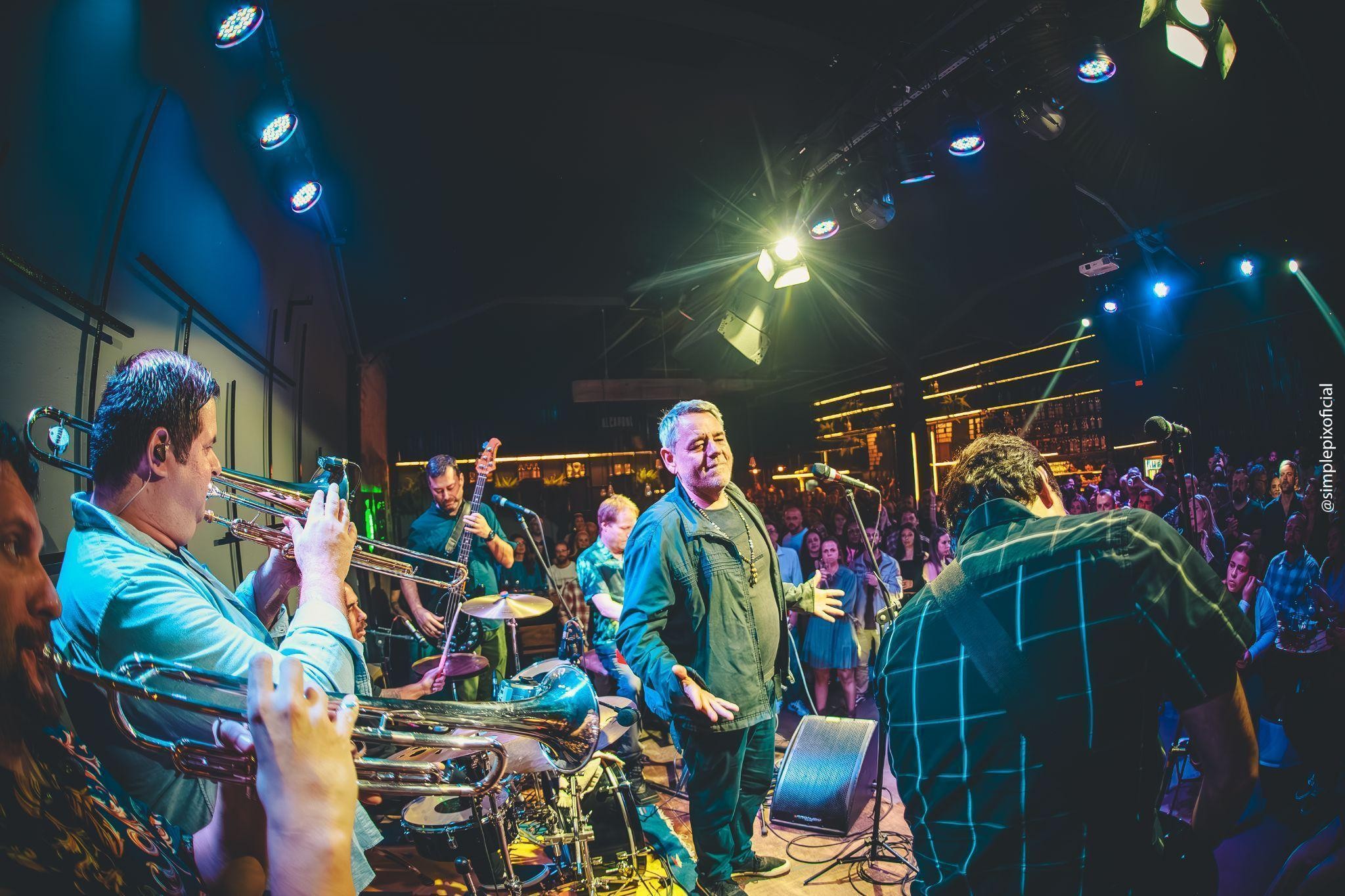 Banda em apresentação ao vivo na programação da Alcapone