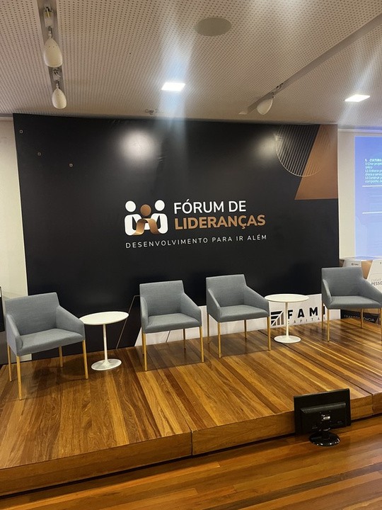 Palco e ambientação do Fórum de Lideranças